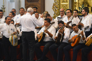 El Coro de los Campanilleros a los pies del altar cantándole a la Cinta