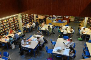 La biblioteca tiene un horario de lunes a viernes, por las mañanas de 9.30 a 14.00 horas y, por las tardes, de 17.00 a 21.00 horas.