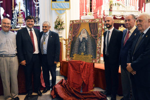 Los asistentes a la presentación posan junto a la obra de Javier Cámara