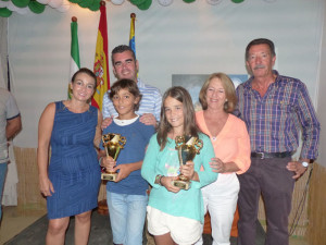 Ganadores de concurso de castillos de arena.