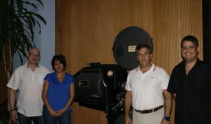 Gema Gutierrez y Francisco Gonzalez, en el centro junto a los repsonsables del Taller.