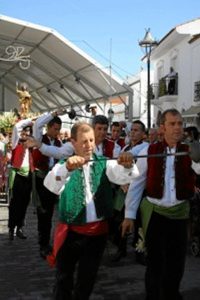 La Danza de las Espadas acompaña a la procesión del santo el 24 de agosto.