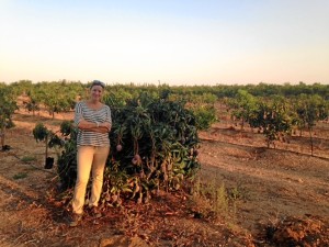 Pilar anima a los onubenses a demandar productos de Huelva.