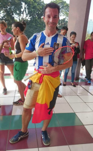 Javier Jaramillo con la raqueta con la que ganó Carolina su segundo mundial.