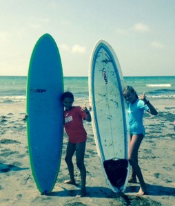 Dos de las surfistas posando tras la competición