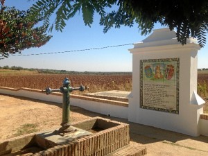 Sobre el paraje se erige un monolito que recoge un poema del poeta local Manuel Gerardo Bando. 