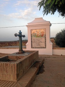 El conjunto del paraje se ha mejorado además con la poda de las palmeras y de otros elementos vegetales.