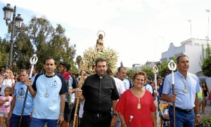 La Alcaldesa junto al Cura Parroco el presidente del Consejo y el Secretario de la Hermandad en la presidencia de la Procesion.