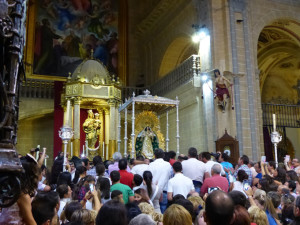 La patrona preside ya el altar de la Parroquia de Moguer.