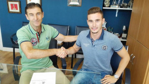 El meta Luis Ribeiro -derecha- en la sede del Recre junto a Toledano. / Foto: @recreoficial.