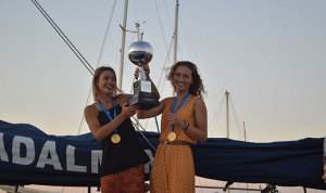 Marta Garrido  y María Jesús Dávila muestran el trofeo conquistado en Japón. / Foto: J. Viguera.