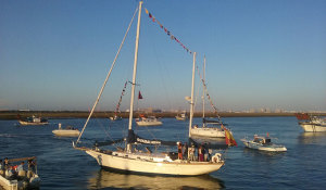 Las campeonas del mundo recorrieron la ría en velero del Club, el Guadalmina. / Foto: J. Viguera.