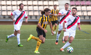 Un momento del primer partido, entre el San Roque y el Cartaya. / Foto: J. Losa.