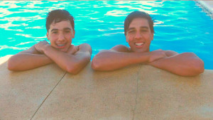 Los hermanos Martínez Sánchez, dos nadadores de alto nivel pertenecientes al Club Natación Colombino.