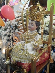 La hermandad expuso en devoto besapiés al niño de la Virgen.