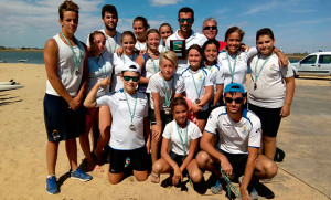 Los representantes del Real Club Marítimo de Huelva con sus medallas.