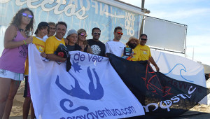 Los ganadores en las dos categorías en la X Regata de Kitesurf 'Virgen del Carmen' en Punta Umbría.