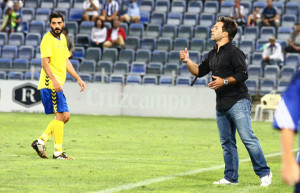 Jose Dominguez da instrucciones a sus jugadores durante el partido. / Foto: Josele Ruiz.