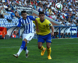 Manu Molina pugna con un contrario. / Foto: Josele Ruiz.