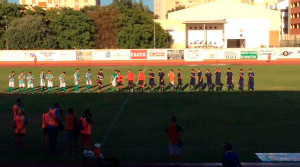 Los dos equipos, antes de comenzar el partido en Isla Cristina. / Foto: @recreoficial.