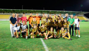 Los jugadores del San Roque posan con el trofeo conquistado. / Foto: @SanRoqueLepe.