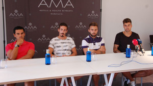 Juanito, técnico del San Roque, a la izquierda, estuvo en la presentación de los jugadores aurinegros.