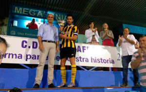 Momento en el que el capitán del San Roque recibe el trofeo conquistado. / Foto: @SanRoqueLepe.