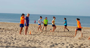 Un momento de uno de los entrenamientos del Sporting en la playa.