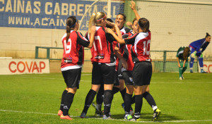 Las jugadoras del Sporting celebran uno de sus goles.