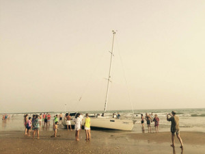 Este lunes está previsto que sea recuperado desde la arena. / Foto: L. C.