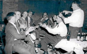 Al fondo, Paco Guerra de Huelva tocando la guitarra.