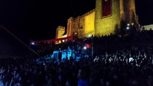 El castillo de Sancho IV El Bravo, lleno hasta la bandera. / Foto: José Rafael Borrallo.