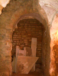 Hueco de la capilla aparecido en el interior de la parroquia olontense. / Foto: Revista Gibraleón Cultural.