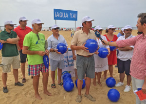 Los integrantes de la Plataforma han explicado su problemática a los bañistas.