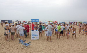 Los regantes han repartido balones y gorras de playa.