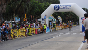 Manuel Romero Ruiz del Polsando, ganador en la Máster 40, entrando en la meta.