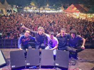 Mikel con su banda en uno de los concierto del Tour Corazones 2015.