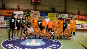 Los dos equipos forman antes de comenzar el partido. / Foto: Fonsy.