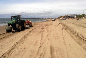 Desde esta mañana, maquinaria pesada se encuentra ya trabajando en la playa de Isla Canela.