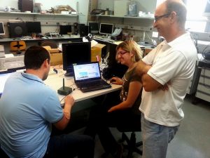 Los investigadores Juan Antonio López (i) y Roque Torres, de la Politécnica de Cartagena, junto a Nieves Pavón, de la Universidad de Huelva.