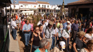 Los almonteños regalan flores y alimentos a su patrona.