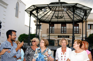 Agustín Ponce, explicando a los asistentes la ruta en la Plaza de la Paz.