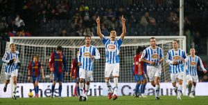 Arthuro celebra un gol que le marcó al Barcelona en las filas del Alavés, en la Copa 2006-07. / Foto: www.arthuro.com.br.