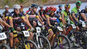 Los ciclistas, instantes antes de darse la salida en Sanlúcar de Guadiana.