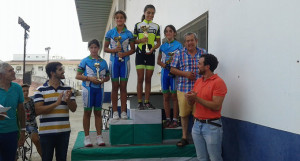 Laura Ruiz (MTB29Seis70), en lo más alto, flanqueada por las corredoras del CC El Valle de Hinojos. / Foto: CC El Valle de Hinojos.