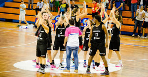 Las jugadoras del CB Conquero agradecen al público el apoyo mostrado. / Foto: Cinta García.