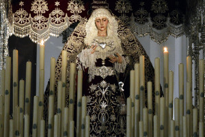 Nuestra Madre y Señora de los Dolores luce en su paso esperando la Coronación