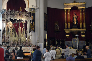 El olor a nardos del exorno floral perfuma la Paroquia de la Concepción