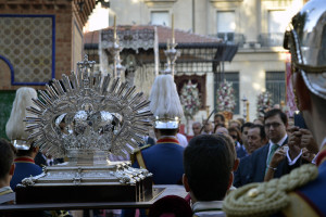 La Corona fue portada hacia el altar de la coronación desde el convento de las Agustinas