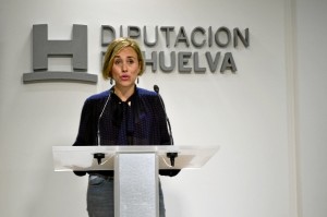 La diputada, presentando los datos. / Foto: Cinta García.